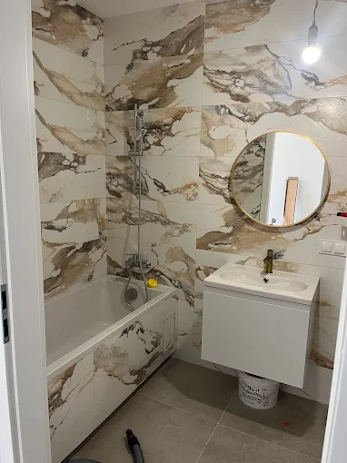 Łazienka Elegancka - Łazienka z wanną i eleganckimi marmurowymi płytkami | PROFESA BUD - Remonty i wykończenia wnętrz Warszawa