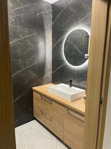 Łazienka Premium - Ekskluzywna łazienka z lustrem LED, nowoczesną armaturą i eleganckim wykończeniem | PROFESA BUD - Remonty i wykończenia wnętrz Warszawa