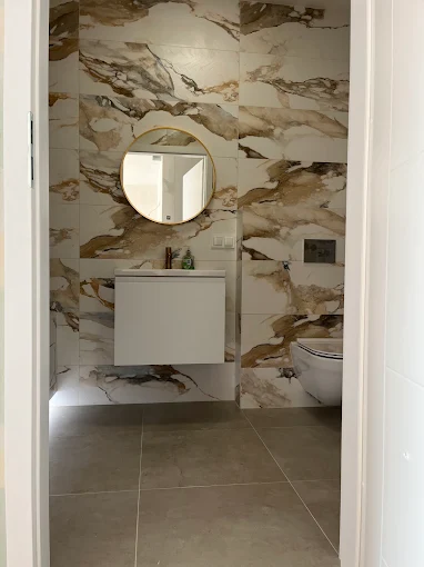Łazienka Ekskluzywna - Kamień Naturalny - Elegancka toaleta z marmurowymi płytkami o naturalnym wzorze | PROFESA BUD - Remonty i wykończenia wnętrz Warszawa