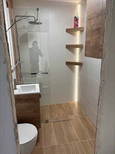 Łazienka Scandinavian Style - Jasna łazienka z drewnianymi akcentami i podświetlanymi półkami | PROFESA BUD - Remonty i wykończenia wnętrz Warszawa