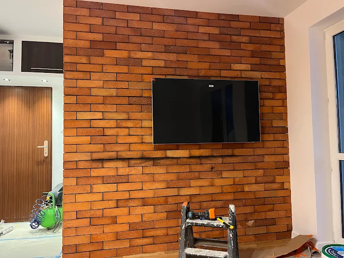 Salon z Ceglaną Ścianą - Industrialny salon z czerwoną cegłą i telewizorem | PROFESA BUD - Remonty i wykończenia wnętrz Warszawa