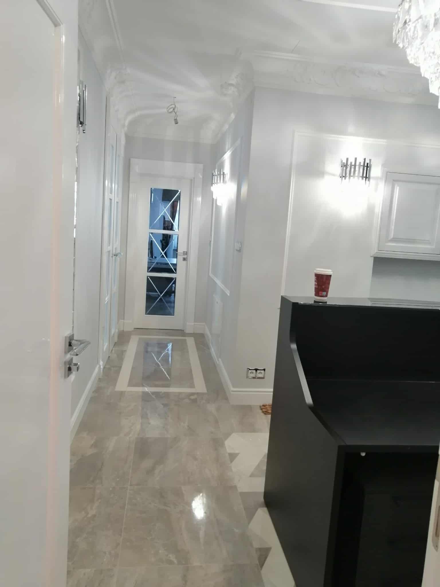 Przedpokój Premium - Nowoczesny przedpokój premium z eleganckim oświetleniem i stylową zabudową na wymiar | PROFESA BUD - Remonty i wykończenia wnętrz Warszawa