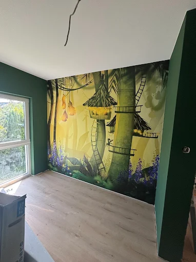 Pokój Dziecięcy - Bajkowy pokój z fototapetą leśną i zielonymi ścianami | PROFESA BUD - Remonty i wykończenia wnętrz Warszawa