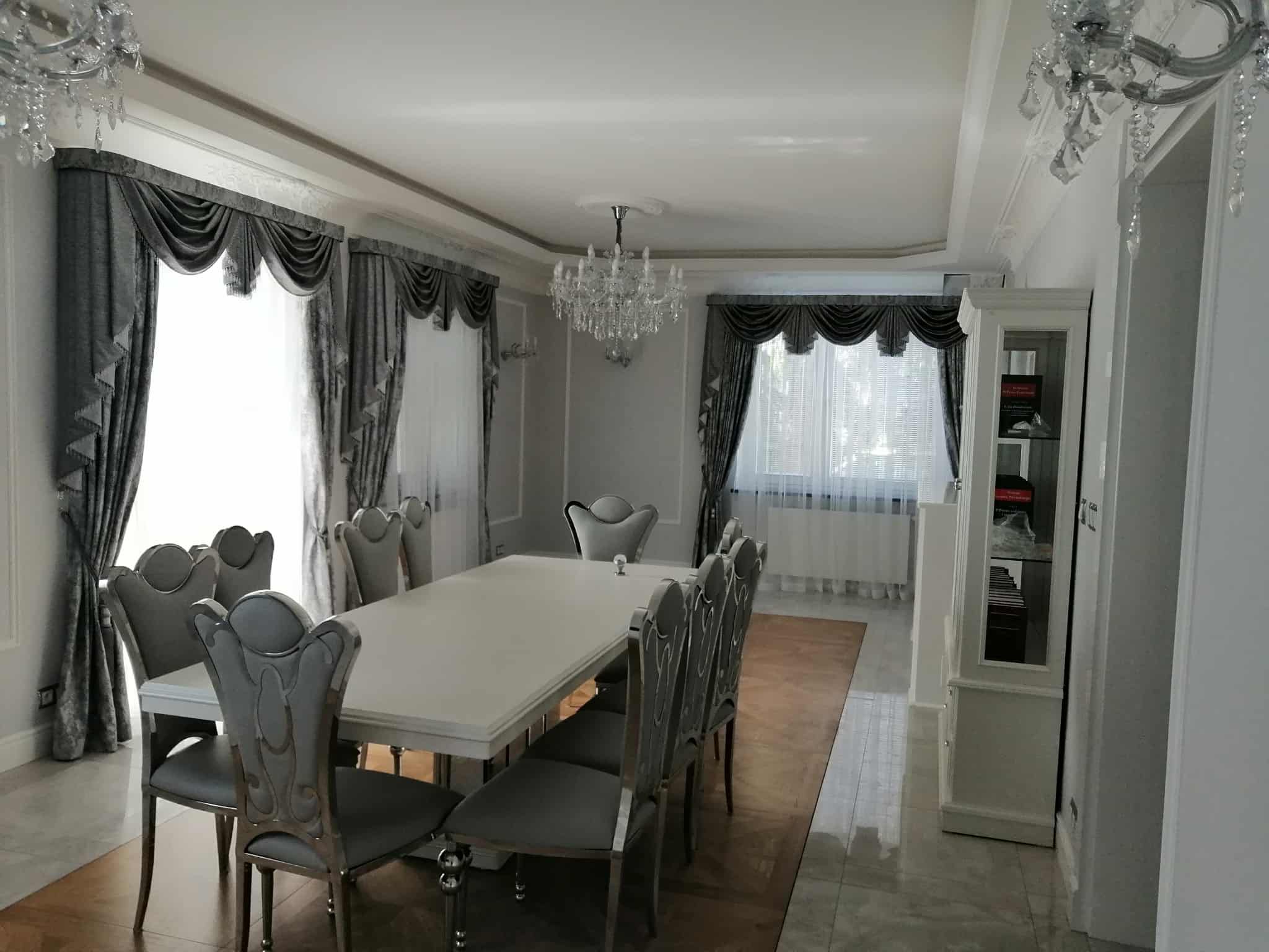 Salon Premium - Elegancki salon premium z ekskluzywnym stołem jadalnianym i nowoczesnym oświetleniem | PROFESA BUD - Remonty i wykończenia wnętrz Warszawa